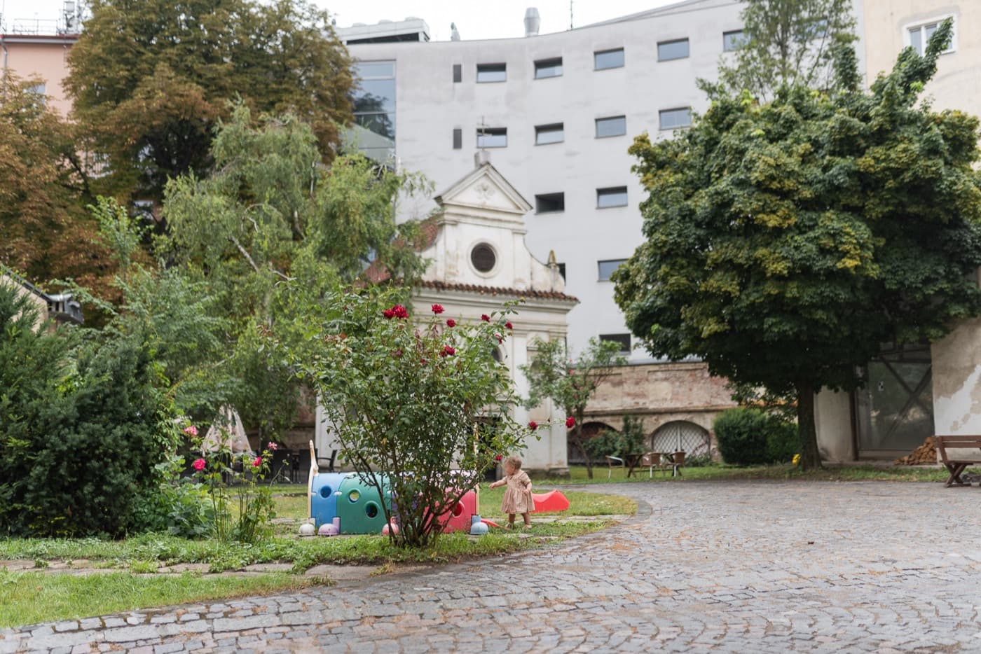 Zahrada s kaplí a růžemi v klášterním areálu Voršilek